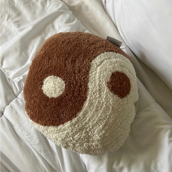 Tan and white yin Yang pillow - Picture 2 of 3